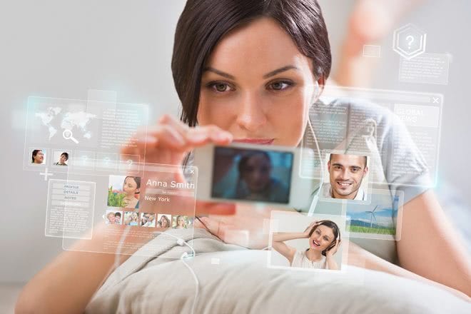 Frau auf einem Sofa vor eingeblendeten Social-Media-Profilen